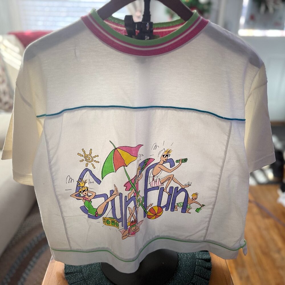 🌴 VINTAGE White/Pink SUNFUN crop top style BEACH GRAPHIC TEE